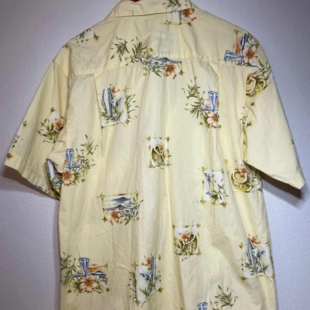 WEEKENDER MENS HAWAIIAN Tropical Drinks Size Large‎ Yellow Short Sleeve Shirt.